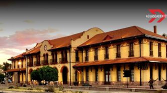 ¿Qué hacer en Aguascalientes? Visita la Plaza de las Tres Centurias y sus locomotoras históricas